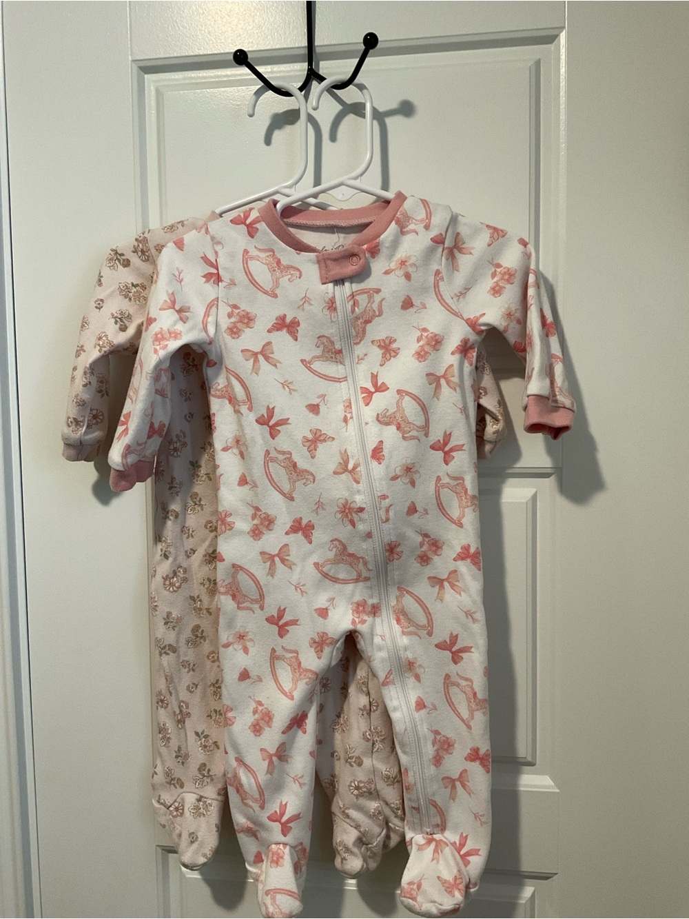 2 Kyle And Deena Baby Girl Pink Footed Sleepers Size 6-9 Months With  Headbands